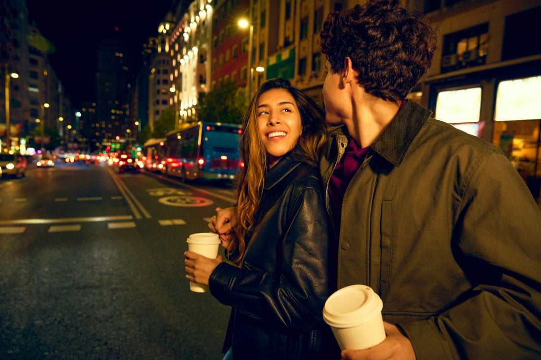 Couple enjoying a relaxed first date, representing healthy first-date green flags and mutual interest