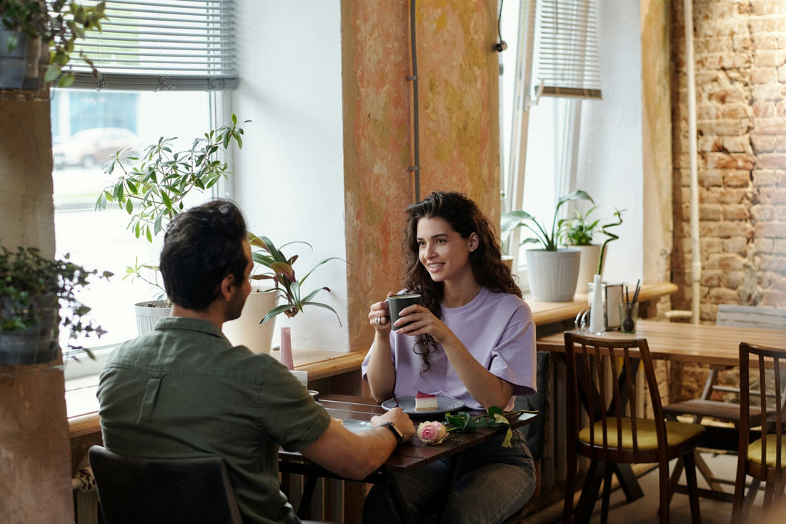 Couple talking on a first date, representing first-date red flags and early dating warning signs
