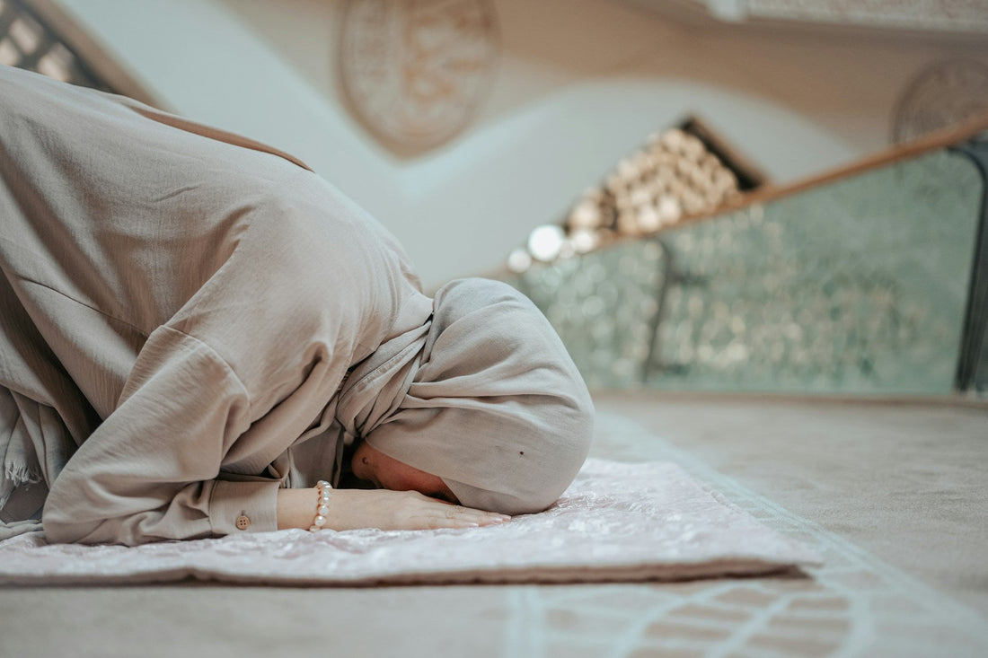 Muslim woman in sujood during prayer, representing sabr, spiritual strength and the difference between patience and tolerating disrespect.