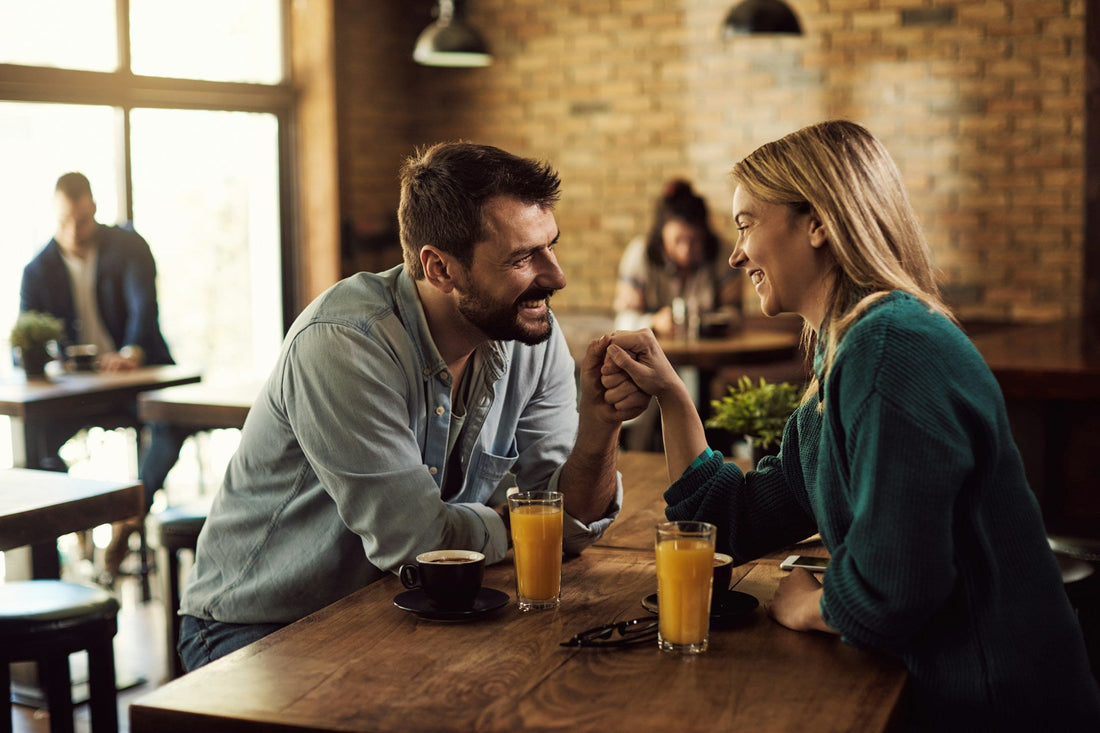 Couple talking on an early date, representing dating red flags and green flags in a new relationship