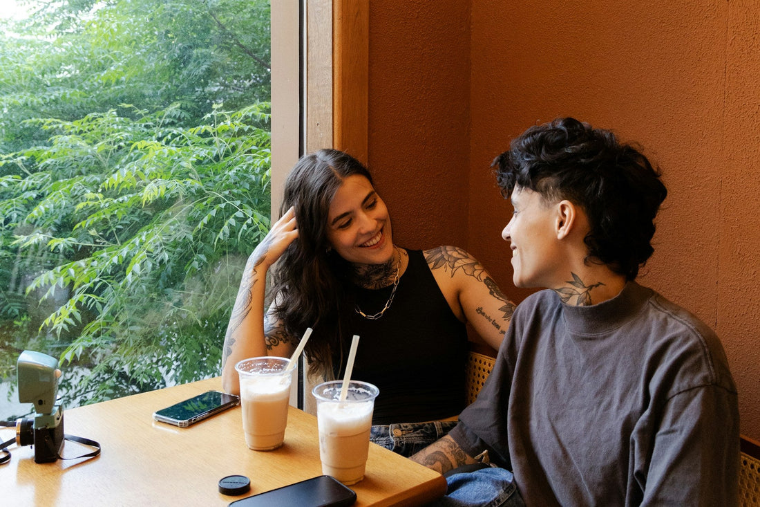 Couple talking openly during early dating, representing emotional readiness for a relationship