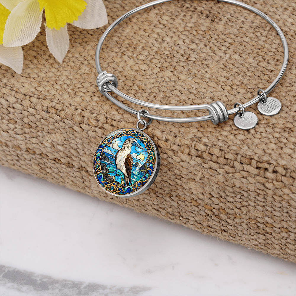 Expandable booby bracelet with circular 23.5 mm bird charm